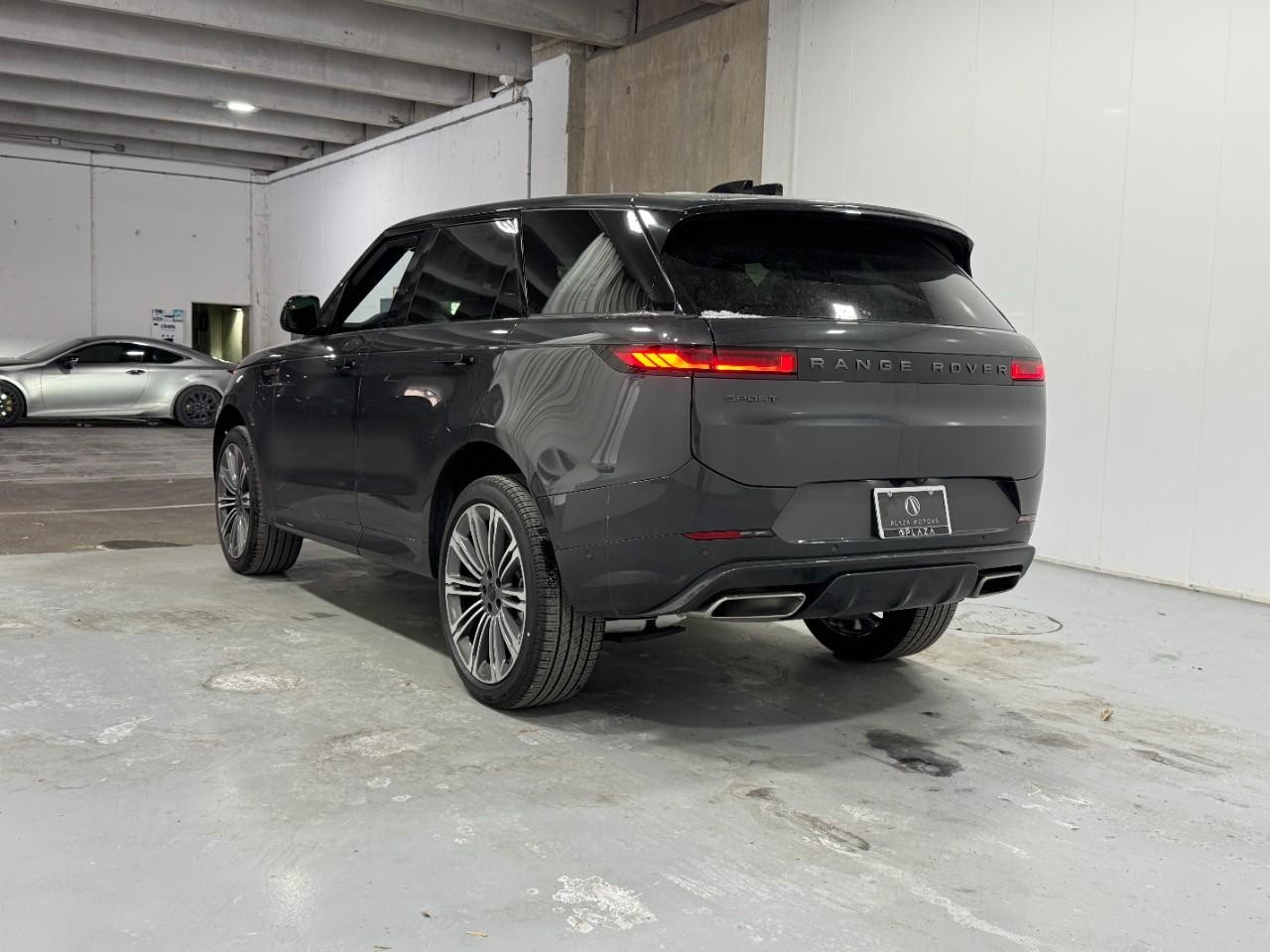 Land Rover Range Rover Sport Vehicle Full-screen Gallery Image 3