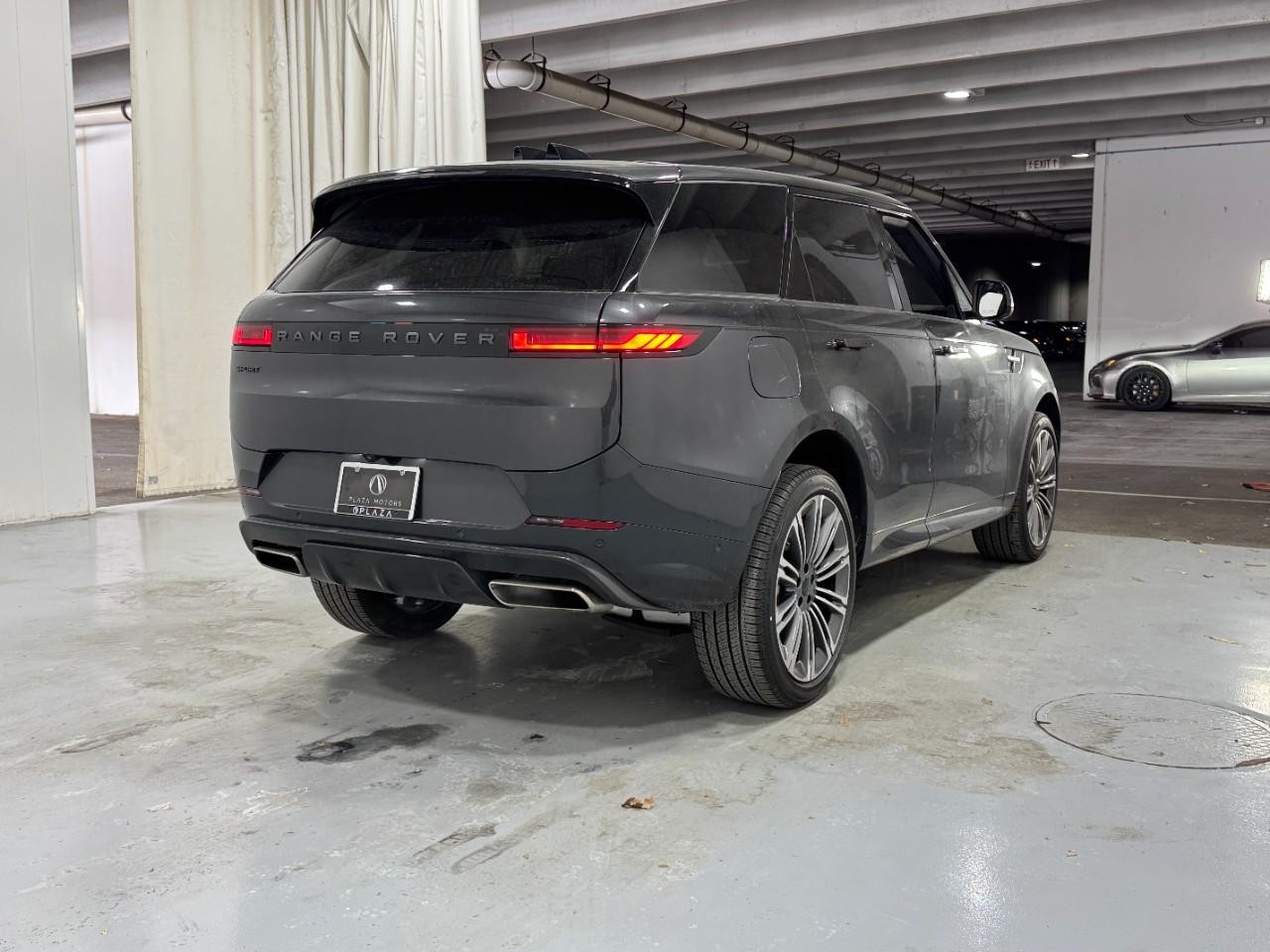 Land Rover Range Rover Sport Vehicle Full-screen Gallery Image 4