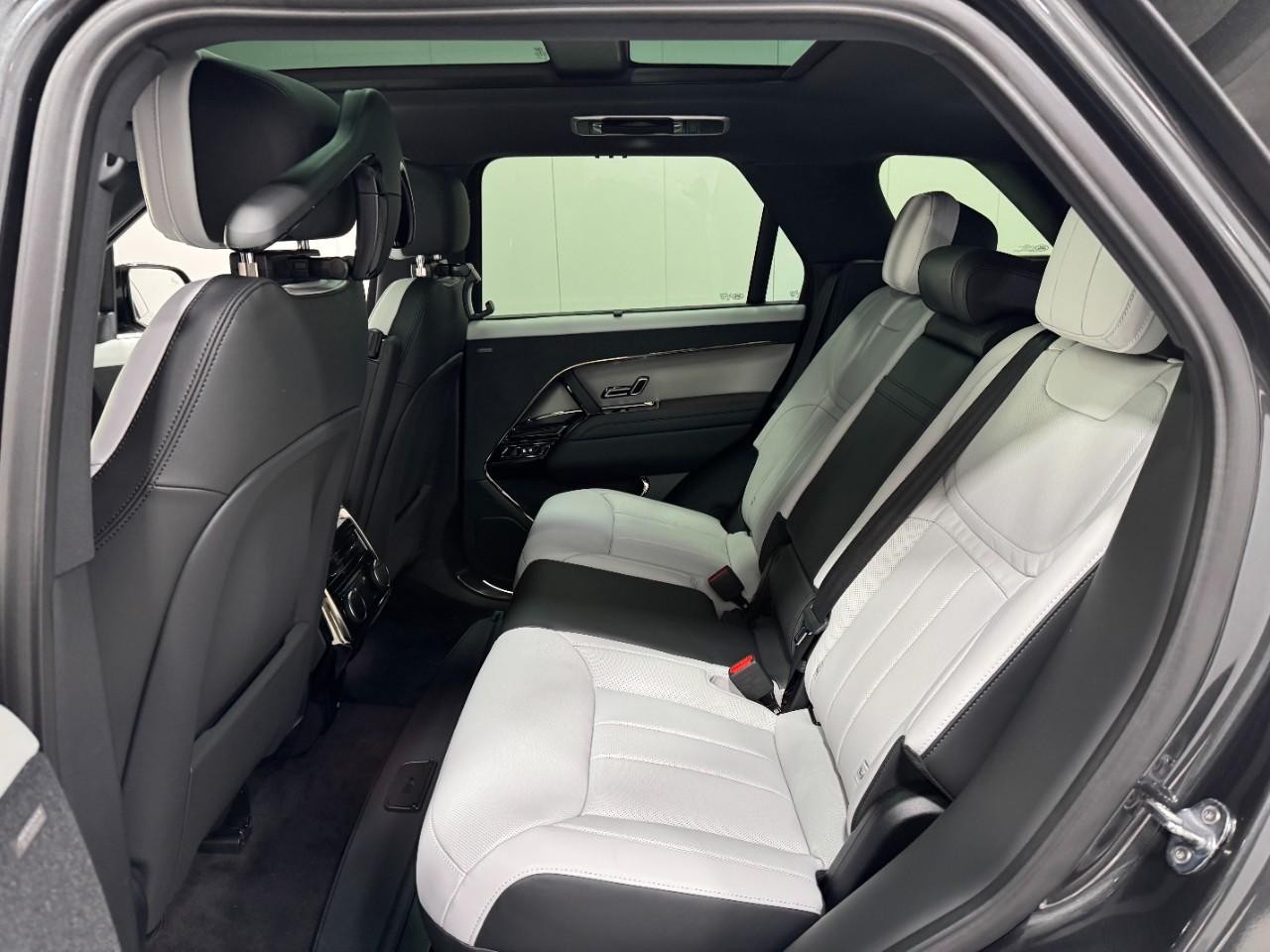 Land Rover Range Rover Sport Vehicle Full-screen Gallery Image 8