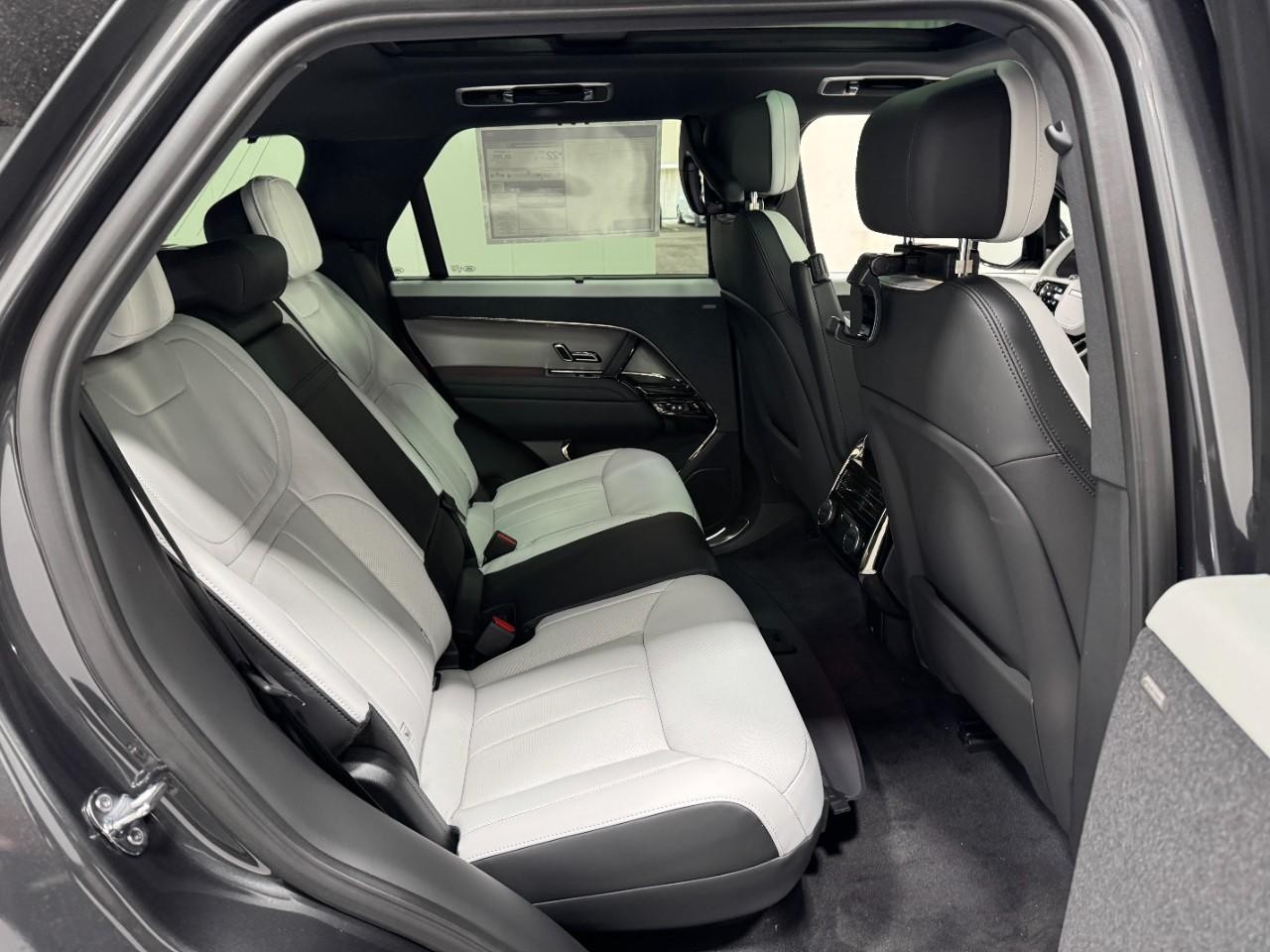 Land Rover Range Rover Sport Vehicle Full-screen Gallery Image 10