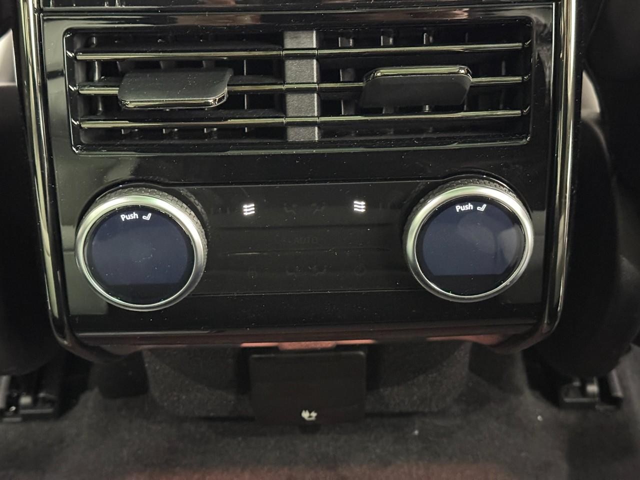 Land Rover Range Rover Sport Vehicle Full-screen Gallery Image 11