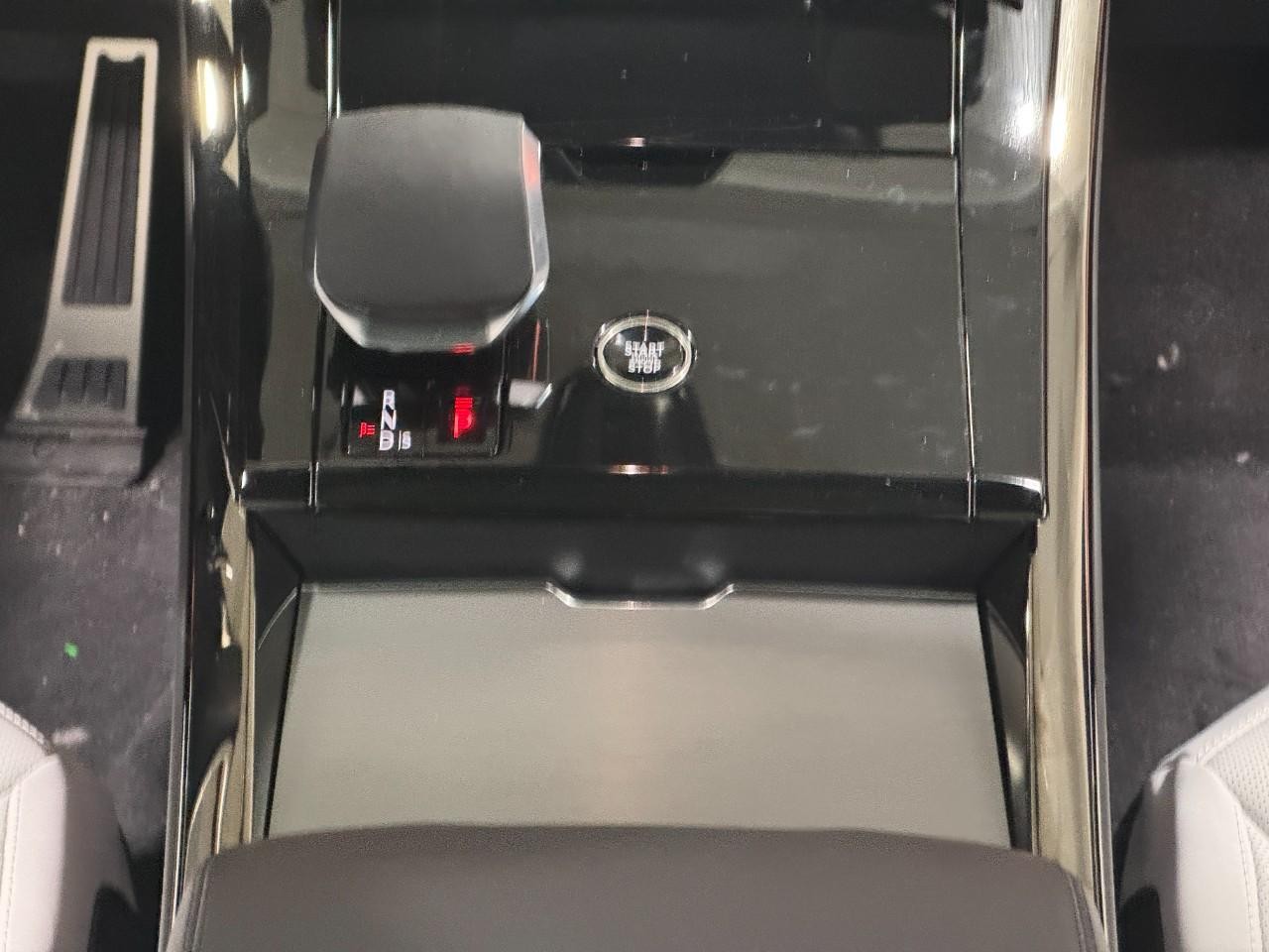 Land Rover Range Rover Sport Vehicle Full-screen Gallery Image 16