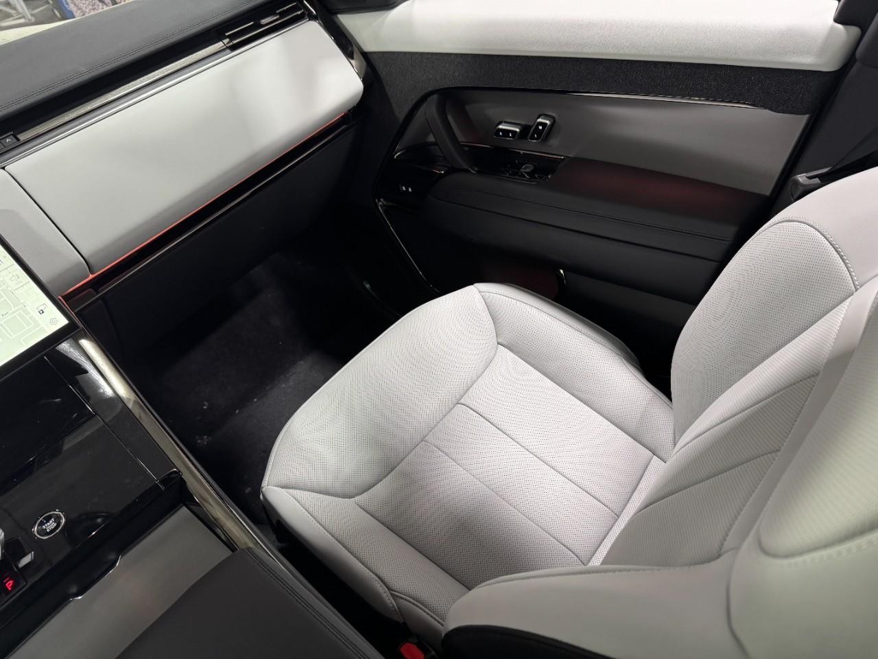 Land Rover Range Rover Sport Vehicle Full-screen Gallery Image 17