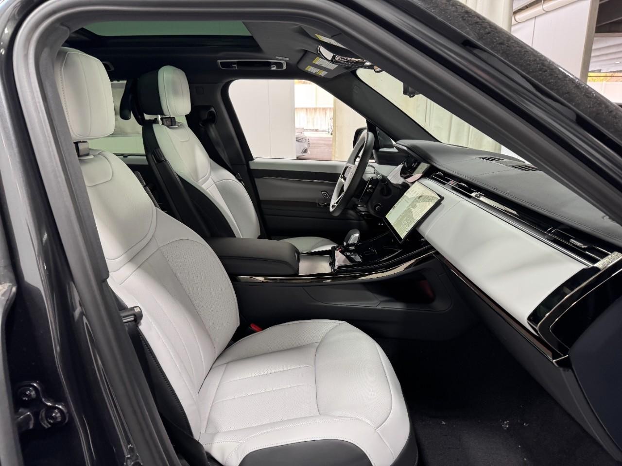 Land Rover Range Rover Sport Vehicle Full-screen Gallery Image 18