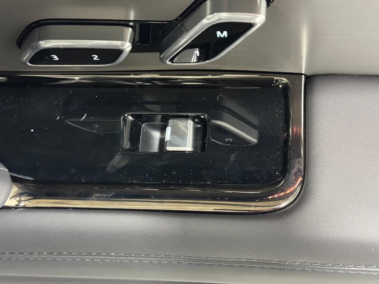 Land Rover Range Rover Sport Vehicle Full-screen Gallery Image 21