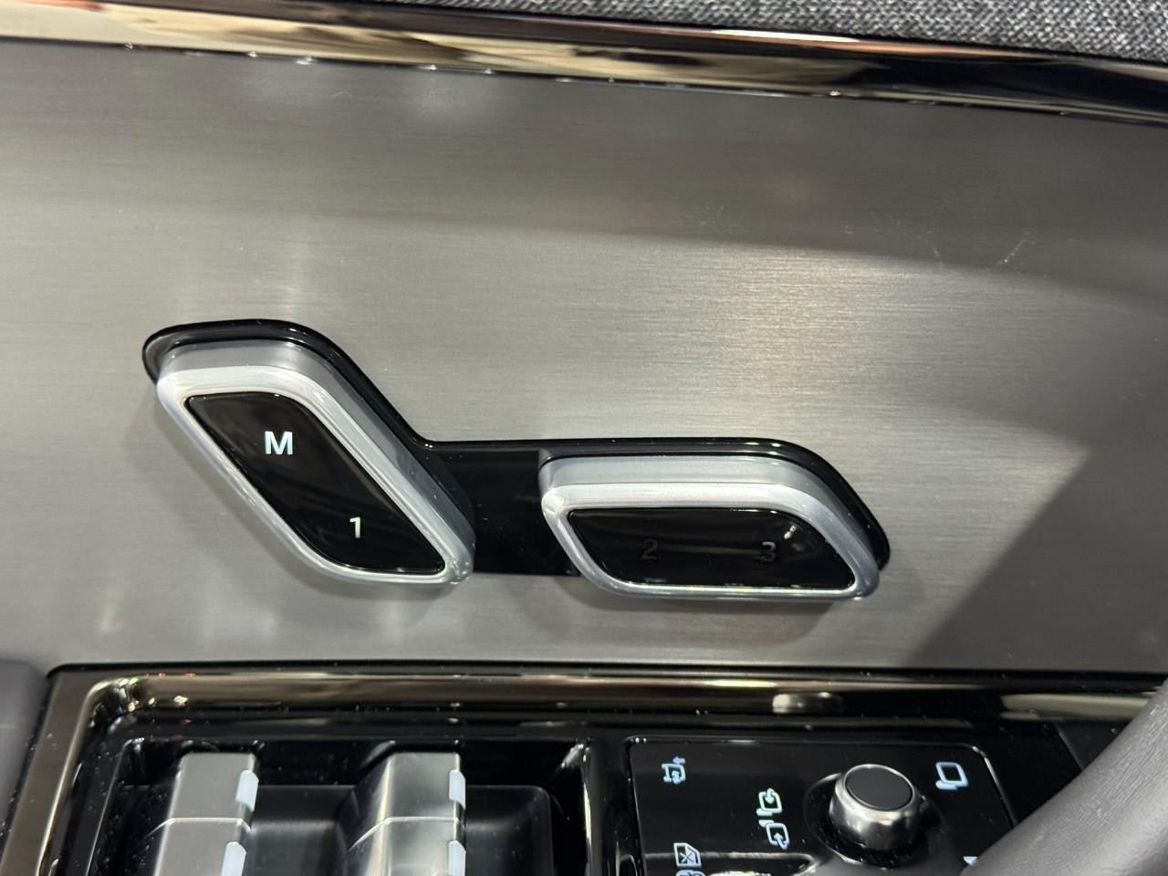 Land Rover Range Rover Sport Vehicle Full-screen Gallery Image 23