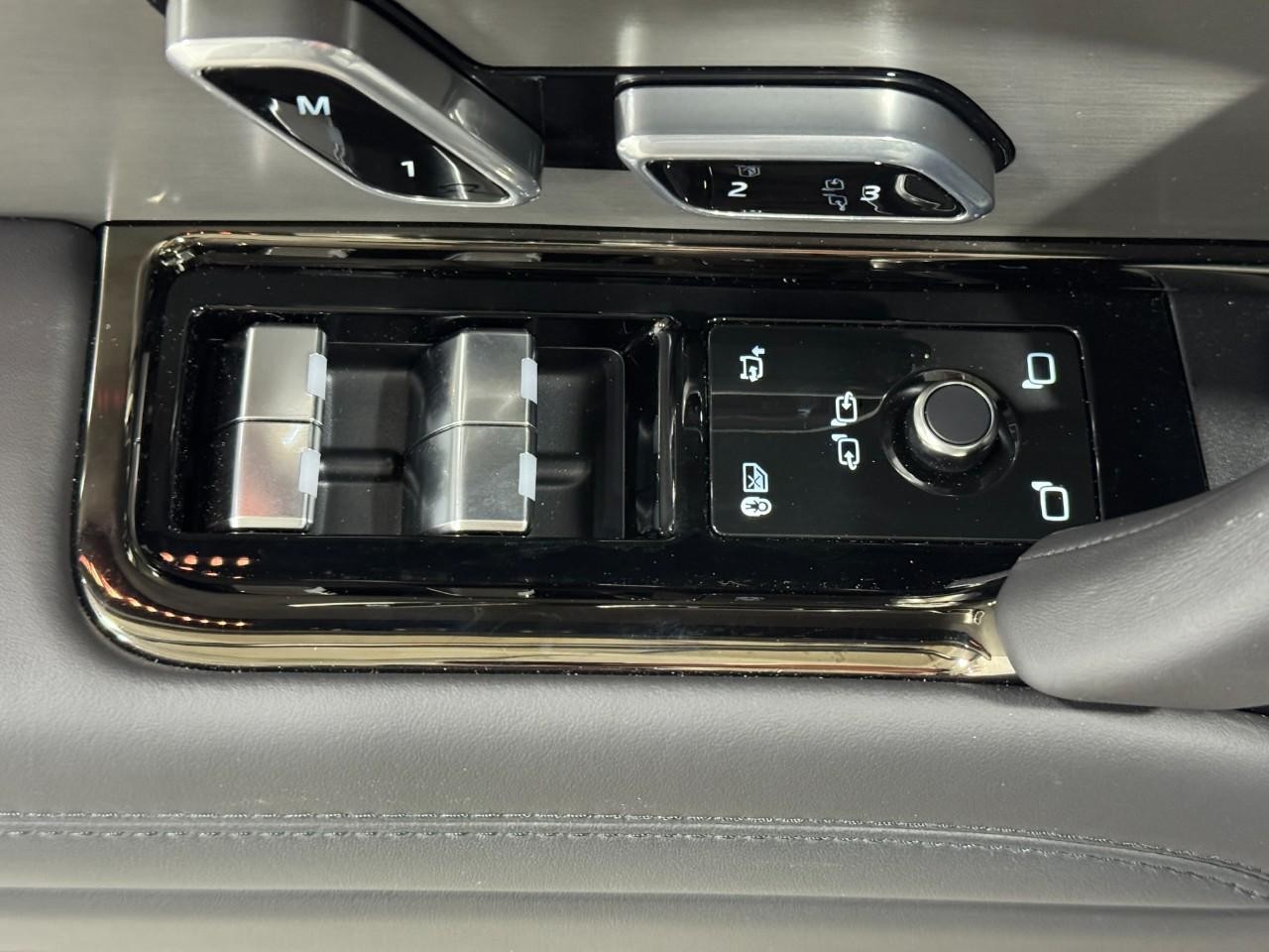 Land Rover Range Rover Sport Vehicle Full-screen Gallery Image 24