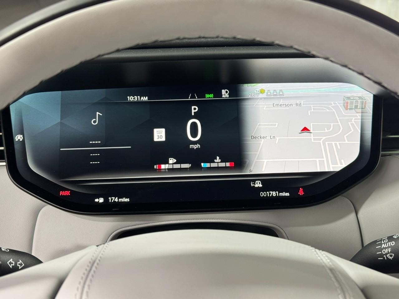 Land Rover Range Rover Sport Vehicle Full-screen Gallery Image 31