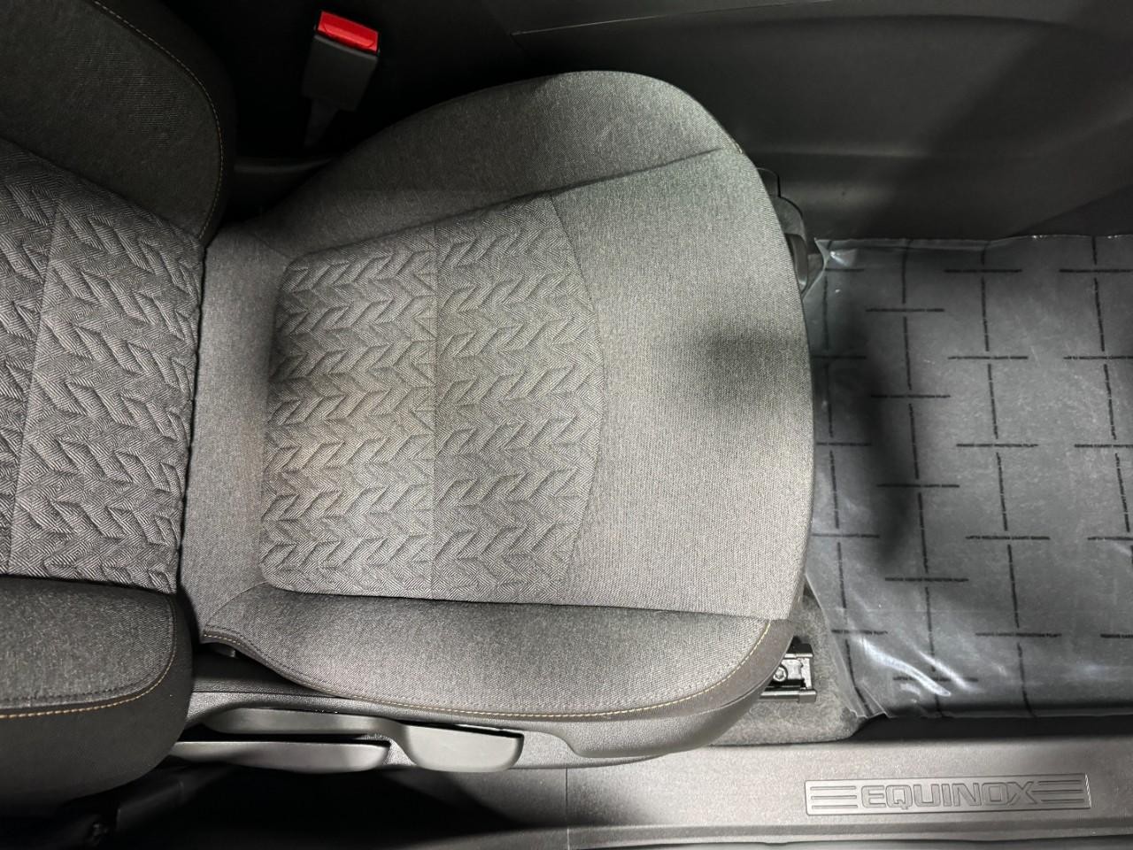 Chevrolet Equinox Vehicle Full-screen Gallery Image 18