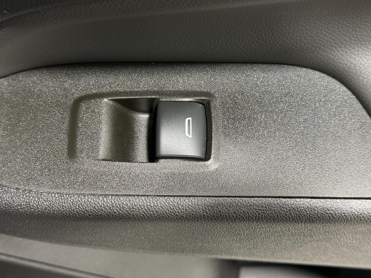 Chevrolet Equinox Vehicle Full-screen Gallery Image 21