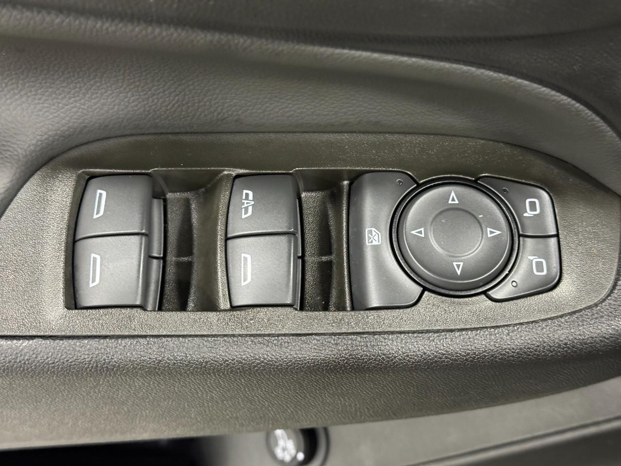 Chevrolet Equinox Vehicle Full-screen Gallery Image 23