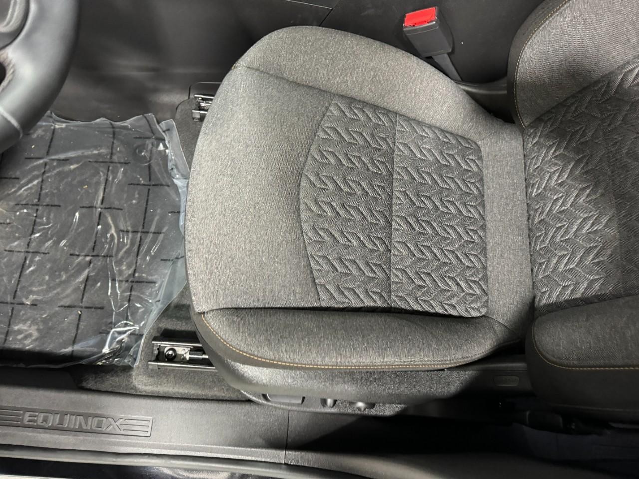 Chevrolet Equinox Vehicle Full-screen Gallery Image 26