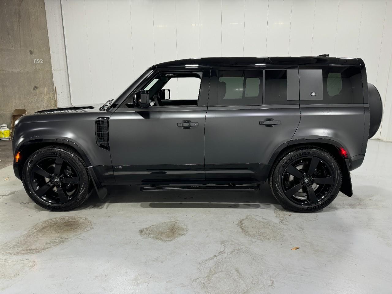 Land Rover Defender Vehicle Full-screen Gallery Image 02