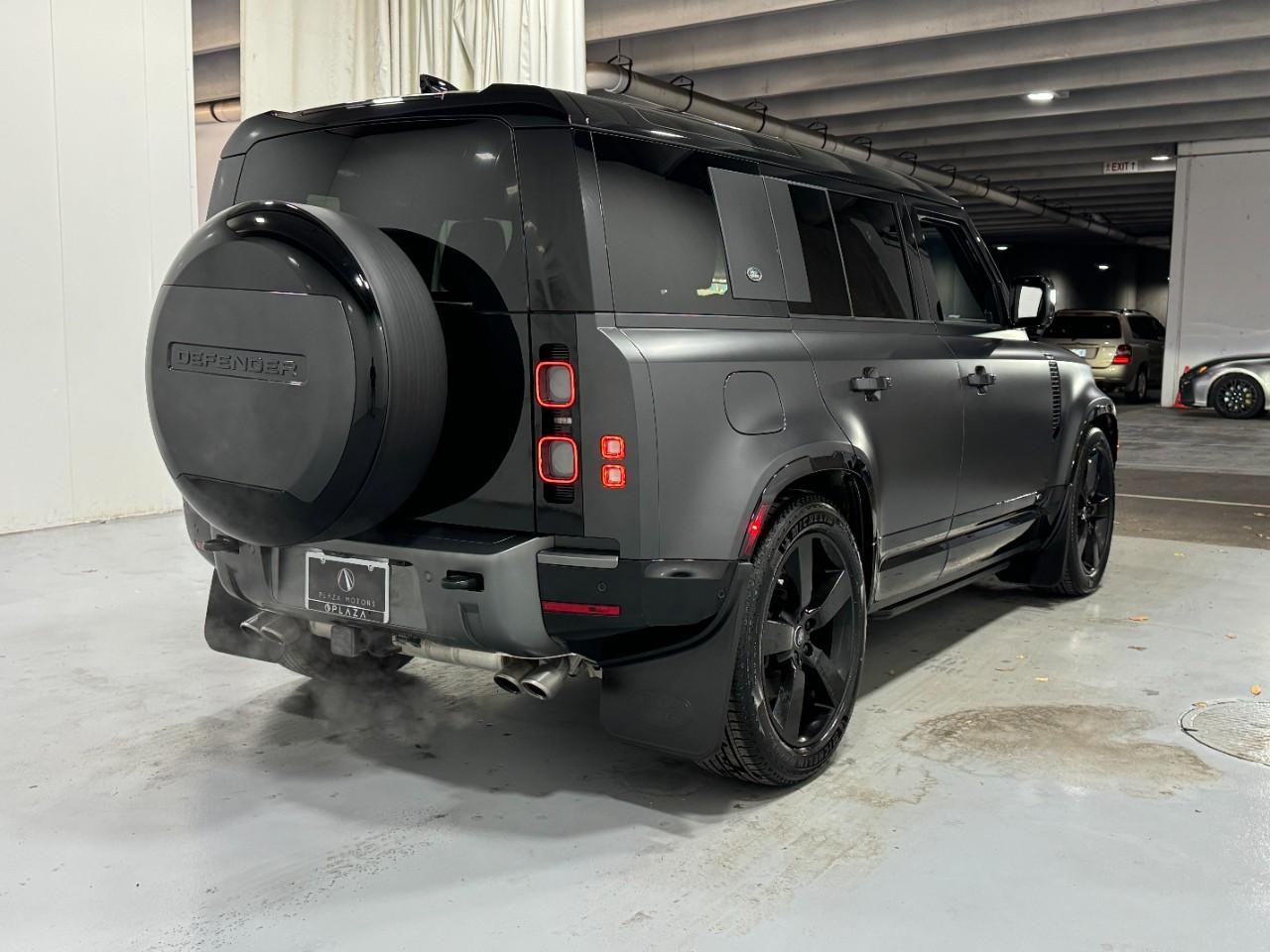 Land Rover Defender Vehicle Full-screen Gallery Image 04