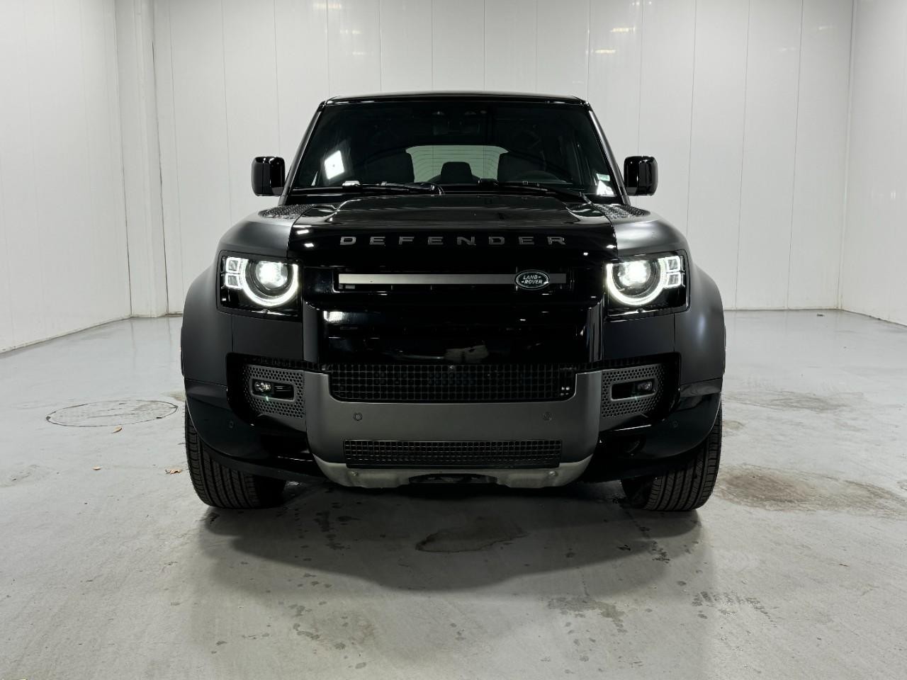 Land Rover Defender Vehicle Full-screen Gallery Image 07