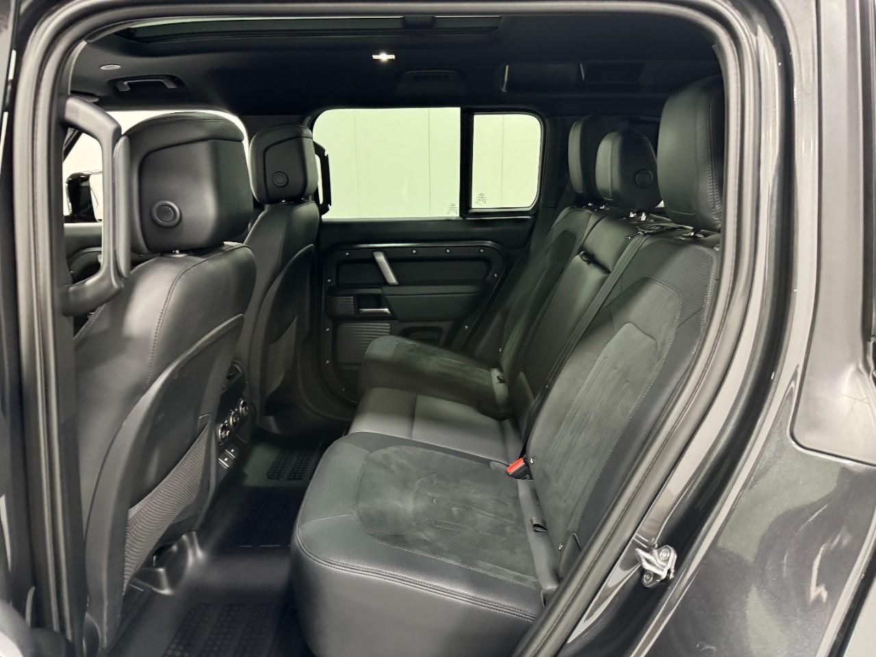 Land Rover Defender Vehicle Full-screen Gallery Image 08