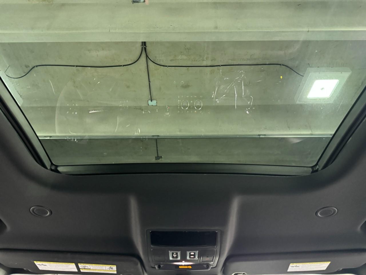 Land Rover Defender Vehicle Full-screen Gallery Image 12