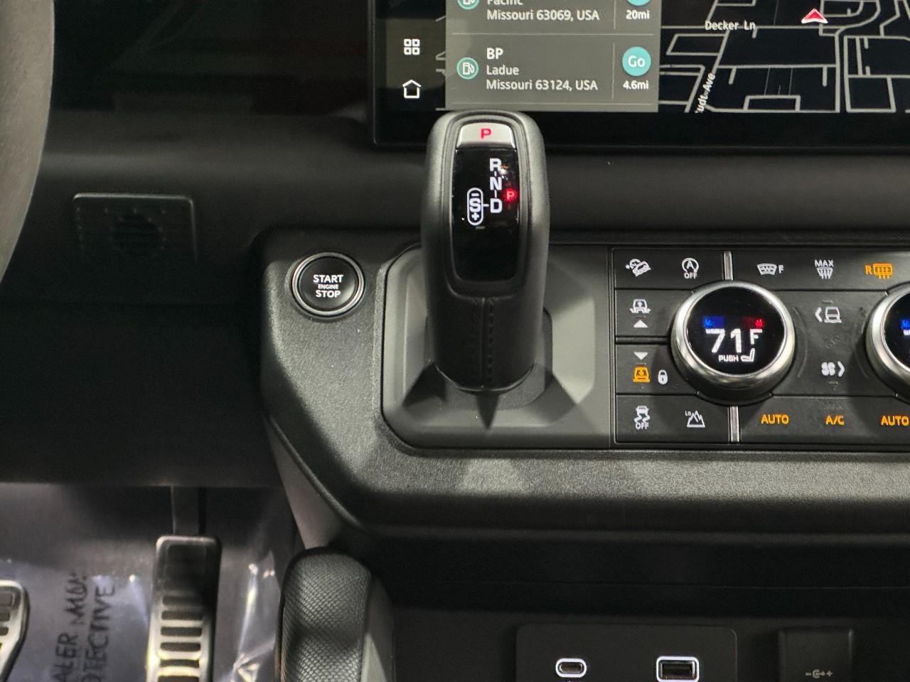 Land Rover Defender Vehicle Full-screen Gallery Image 17