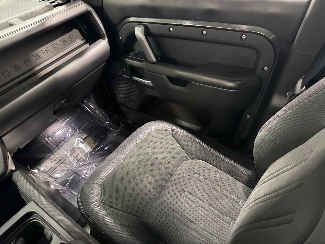 Land Rover Defender Vehicle Full-screen Gallery Image 18