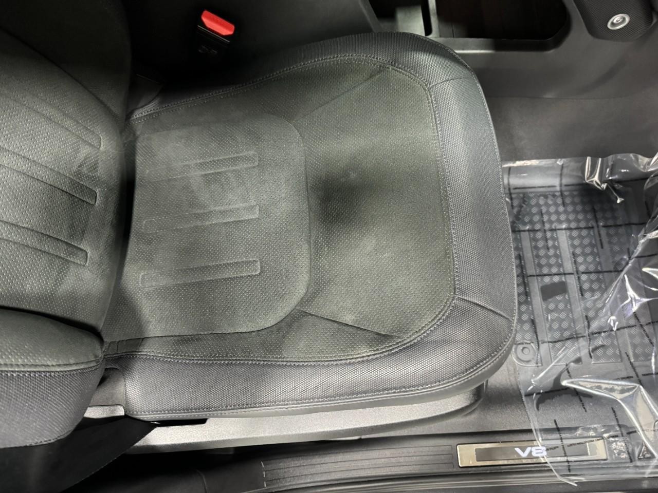 Land Rover Defender Vehicle Full-screen Gallery Image 20