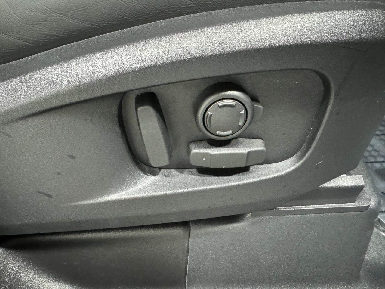 Land Rover Defender Vehicle Full-screen Gallery Image 21