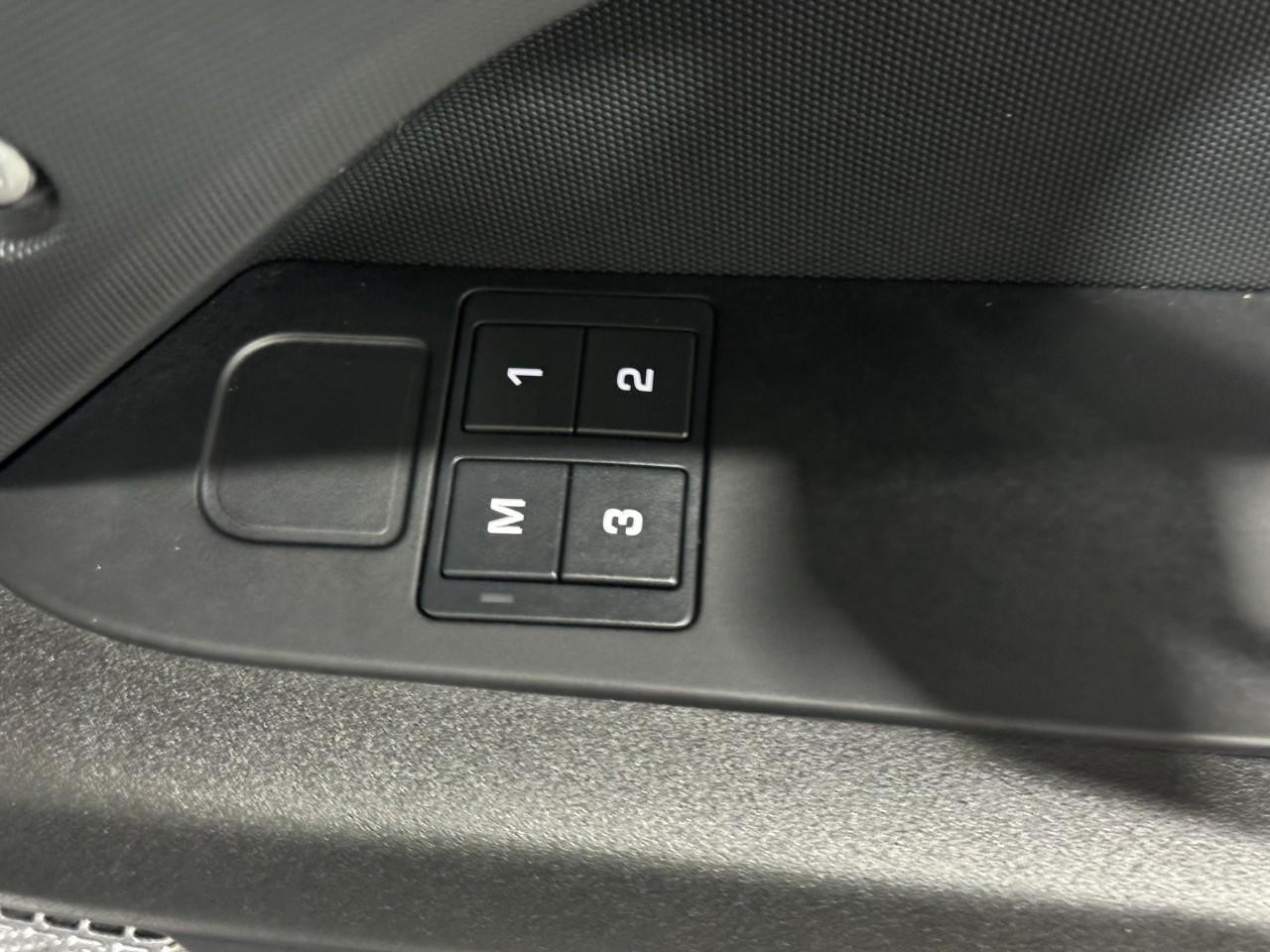 Land Rover Defender Vehicle Full-screen Gallery Image 22