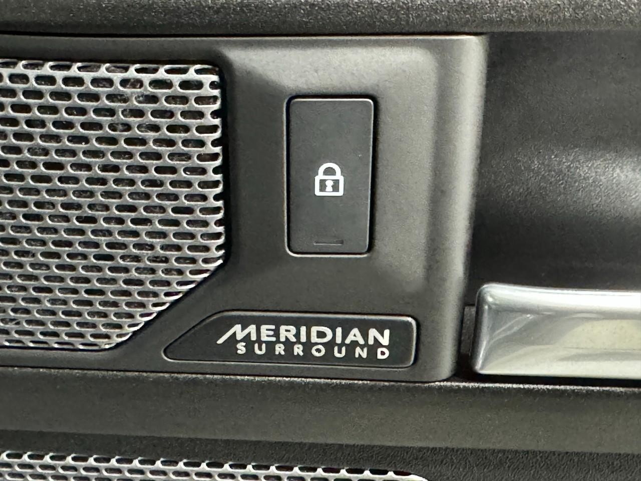 Land Rover Defender Vehicle Full-screen Gallery Image 23