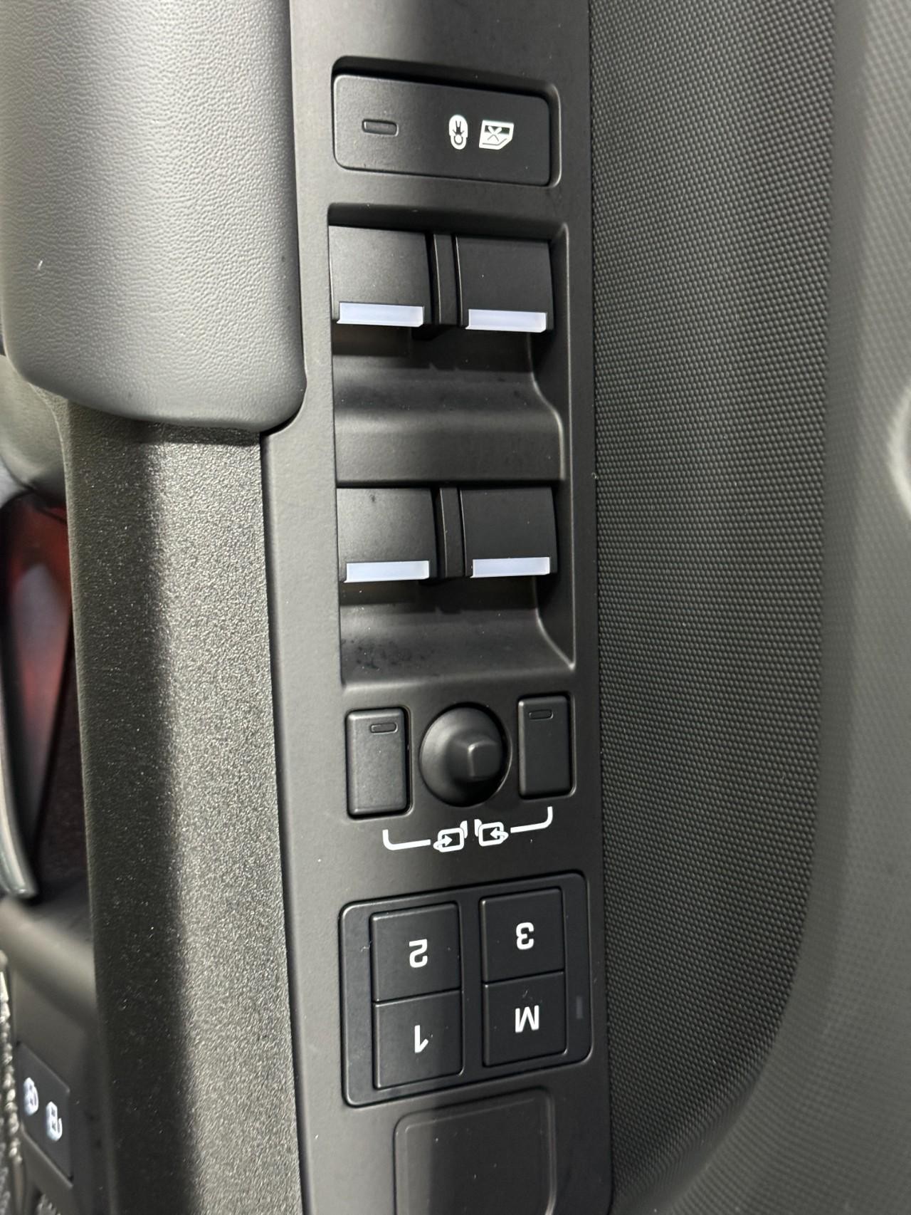 Land Rover Defender Vehicle Full-screen Gallery Image 24