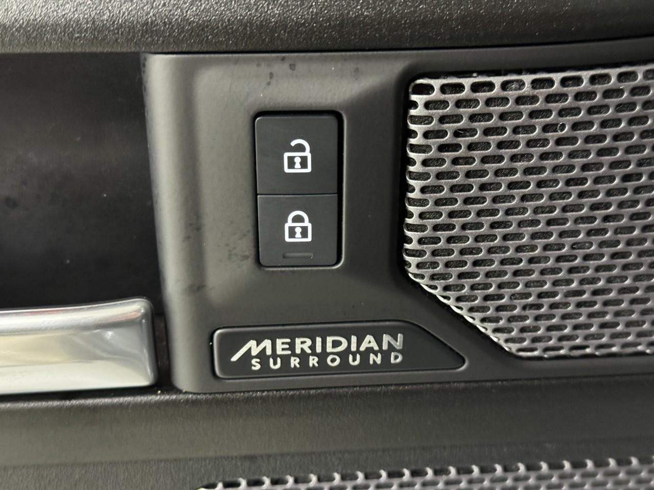 Land Rover Defender Vehicle Full-screen Gallery Image 25