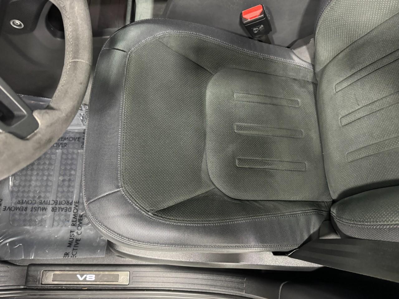 Land Rover Defender Vehicle Full-screen Gallery Image 27