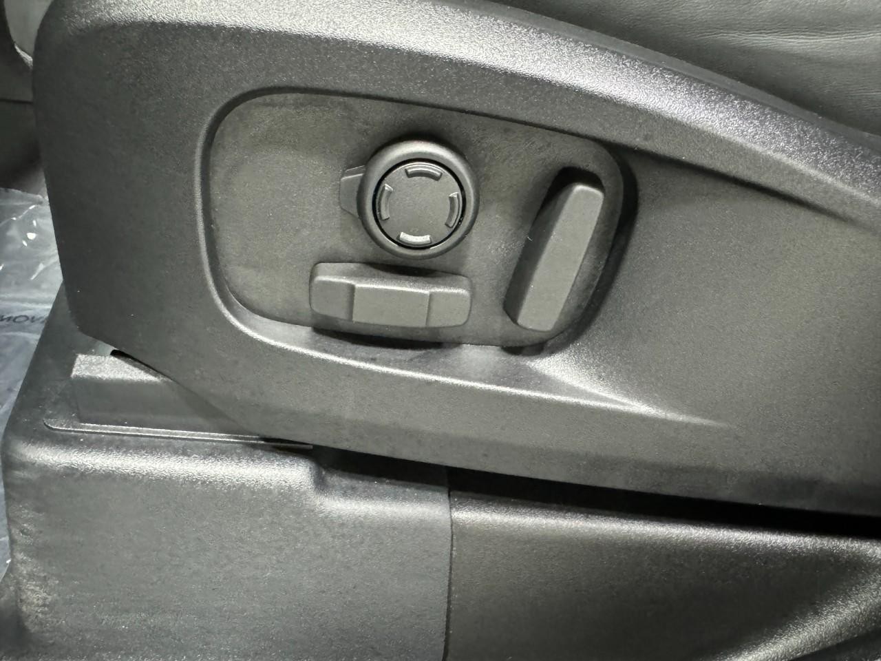 Land Rover Defender Vehicle Full-screen Gallery Image 28