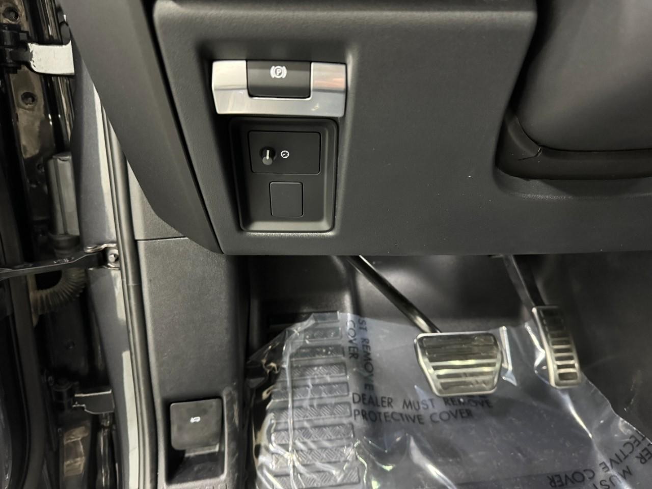 Land Rover Defender Vehicle Full-screen Gallery Image 29