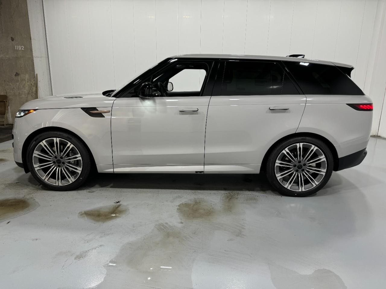 Land Rover Range Rover Sport Vehicle Full-screen Gallery Image 2
