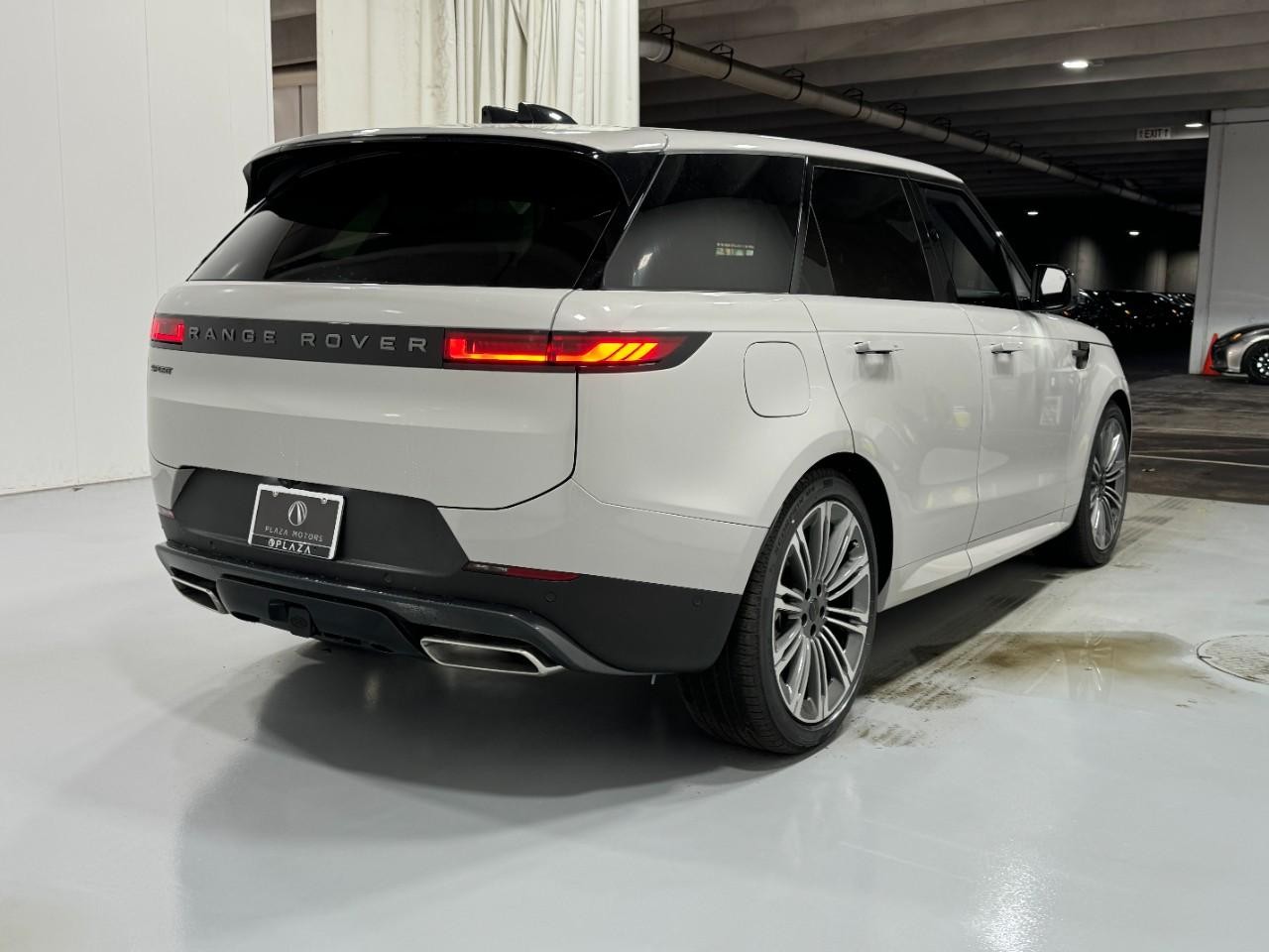 Land Rover Range Rover Sport Vehicle Full-screen Gallery Image 4