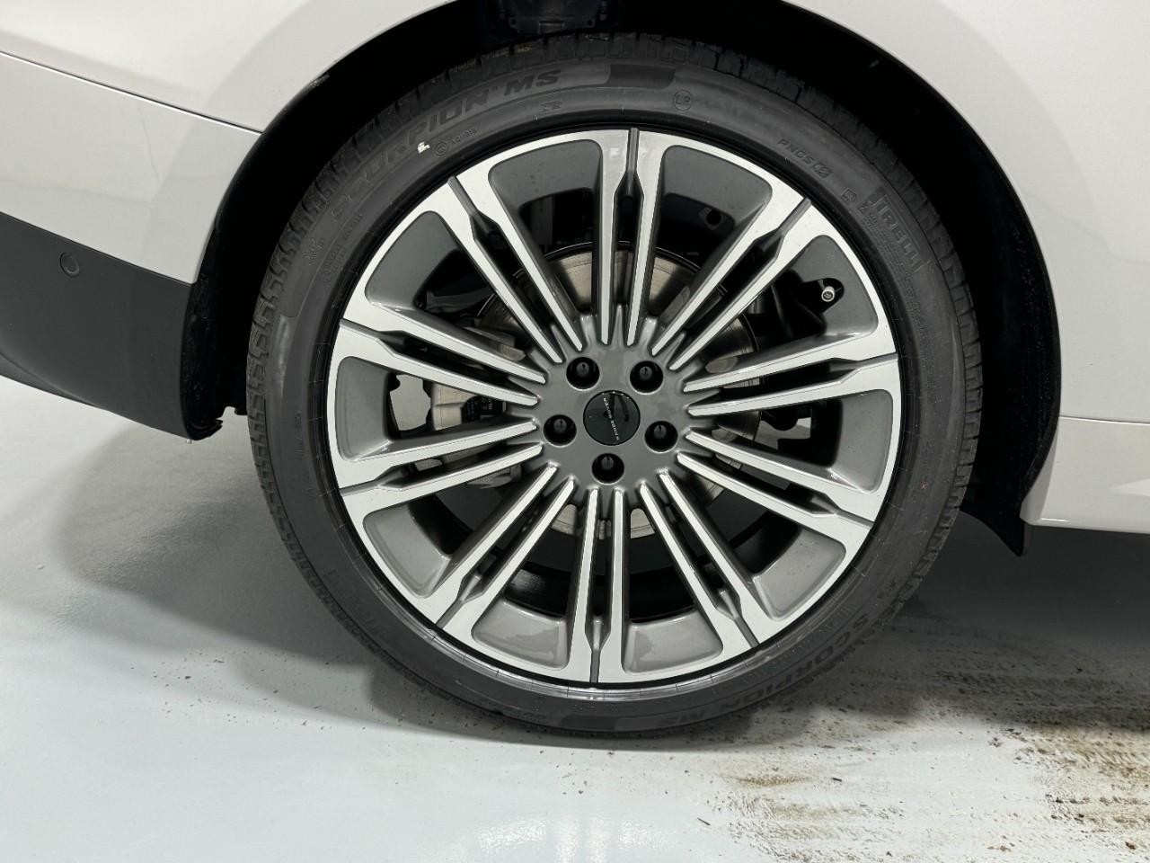 Land Rover Range Rover Sport Vehicle Full-screen Gallery Image 5