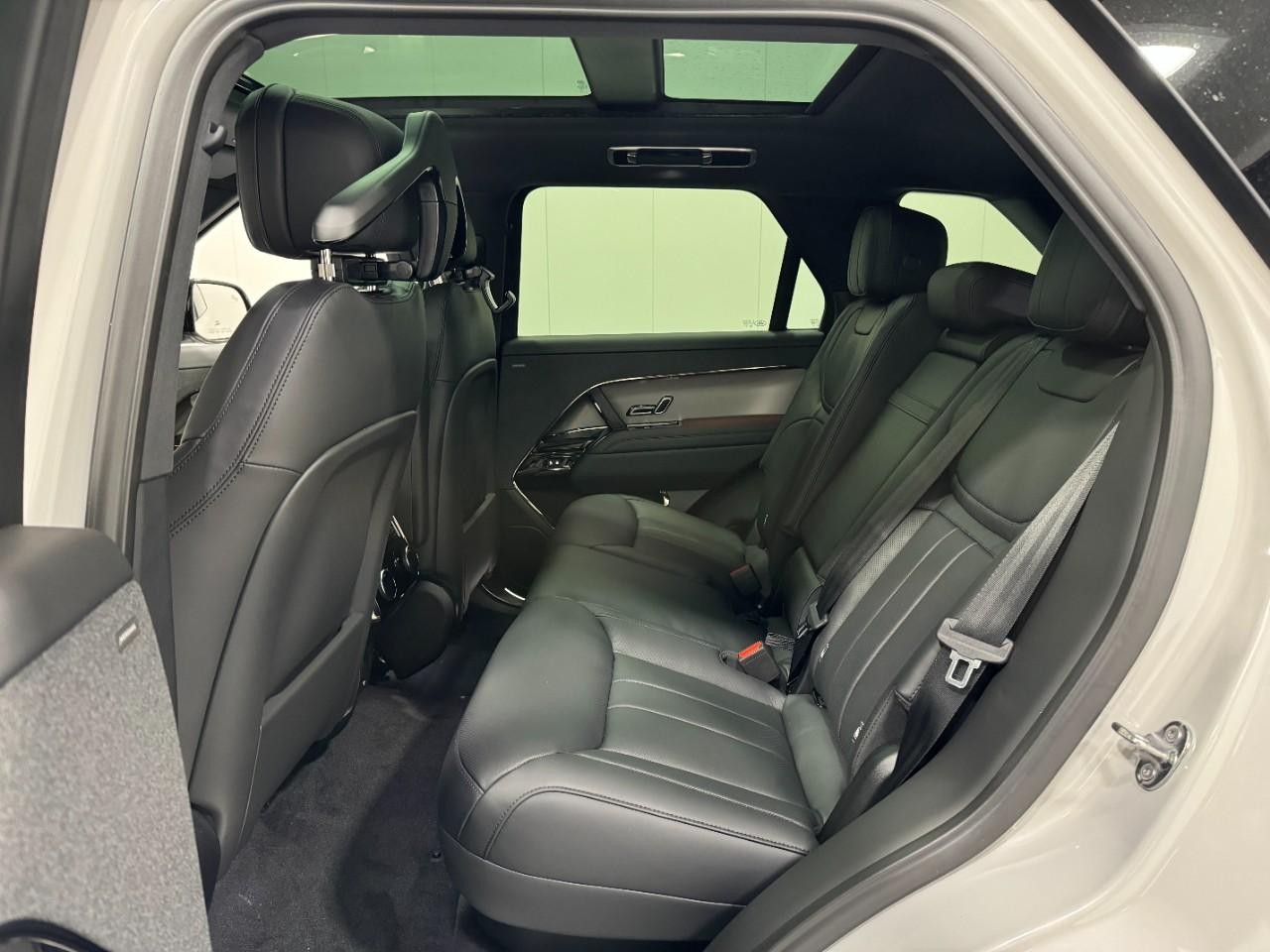 Land Rover Range Rover Sport Vehicle Full-screen Gallery Image 8