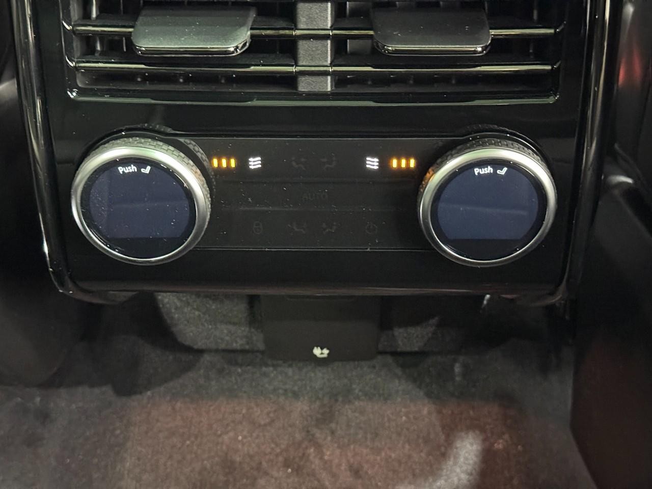 Land Rover Range Rover Sport Vehicle Full-screen Gallery Image 11