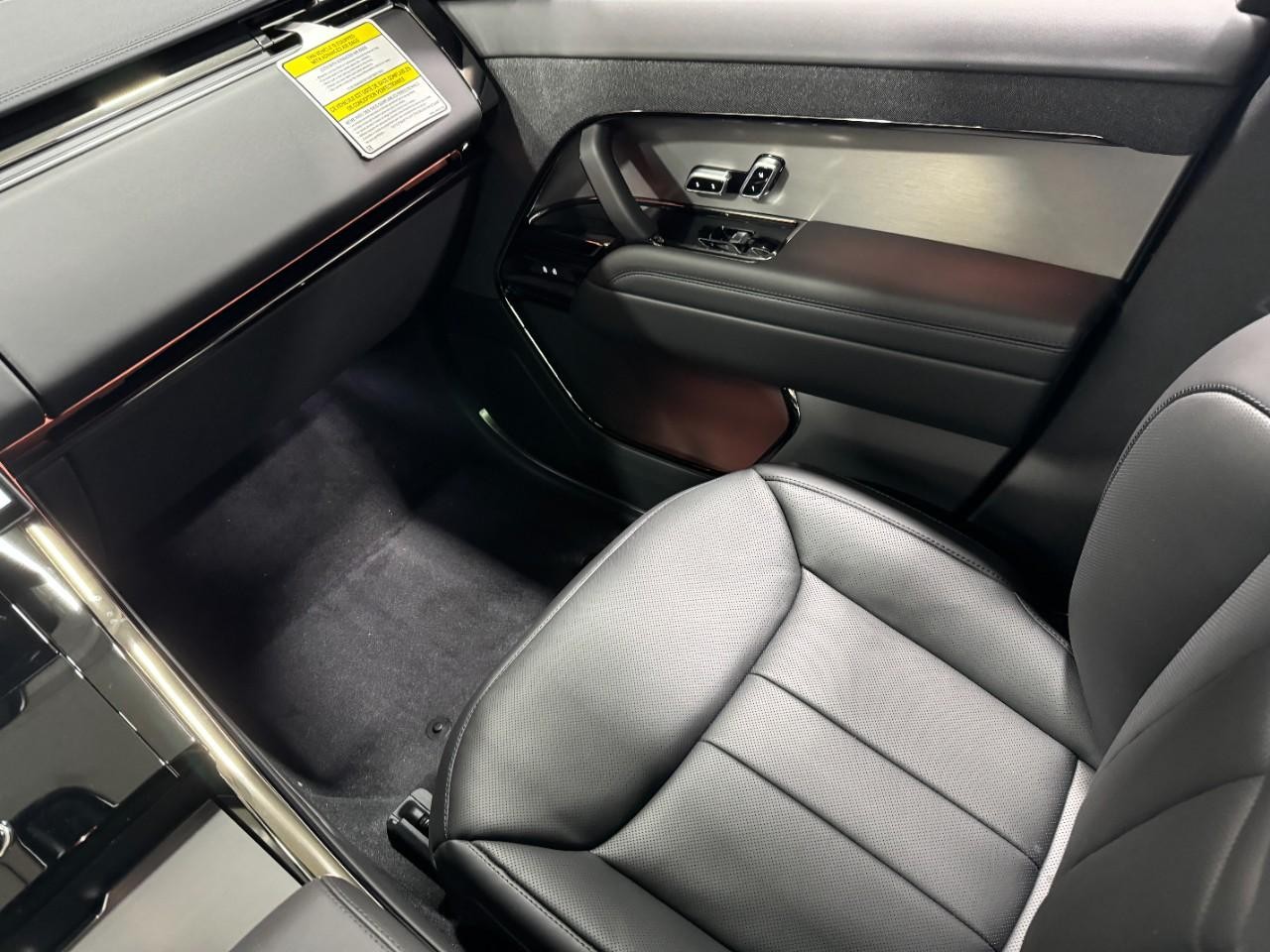 Land Rover Range Rover Sport Vehicle Full-screen Gallery Image 17