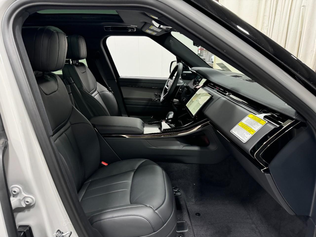 Land Rover Range Rover Sport Vehicle Full-screen Gallery Image 18