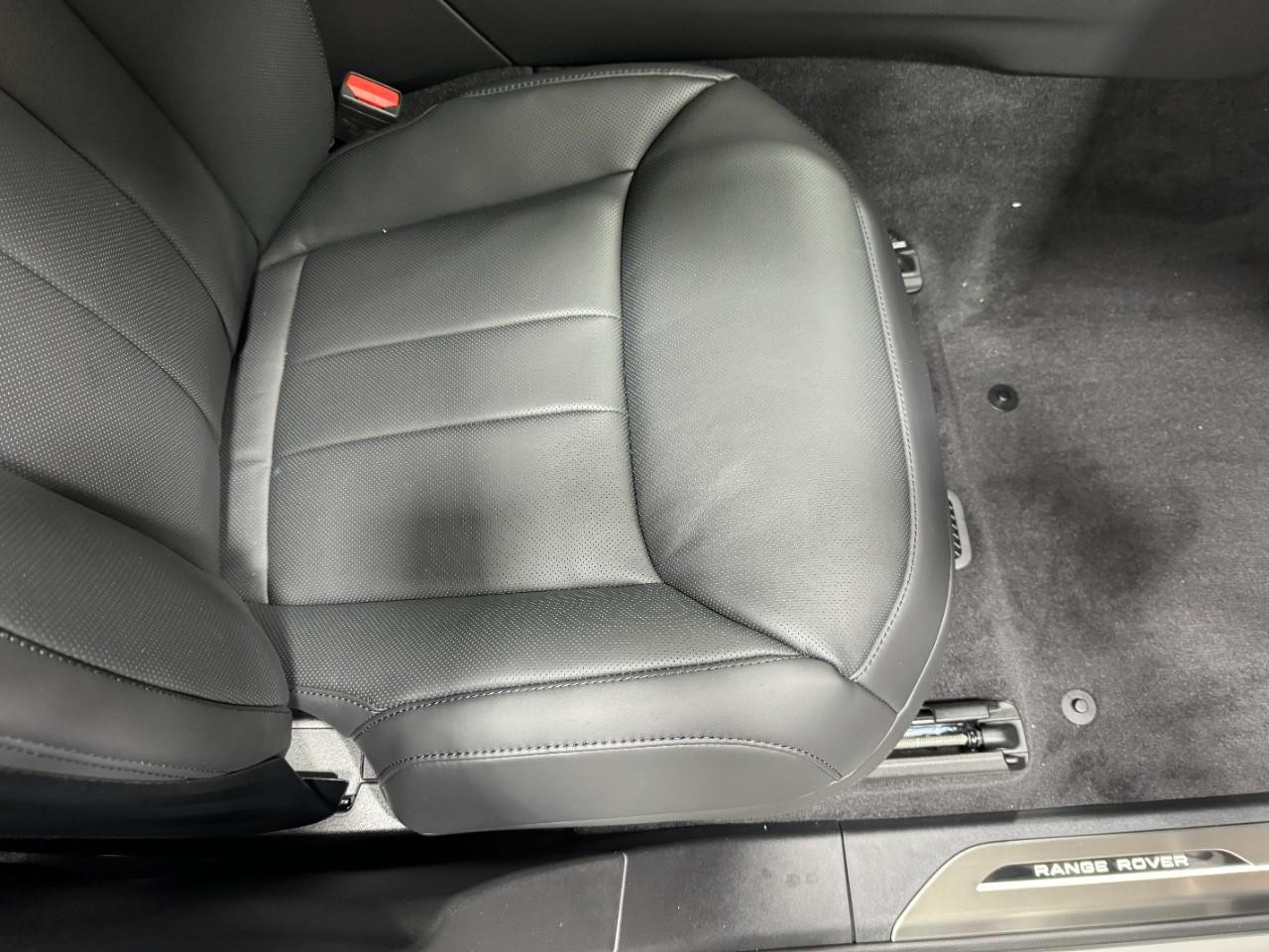 Land Rover Range Rover Sport Vehicle Full-screen Gallery Image 19