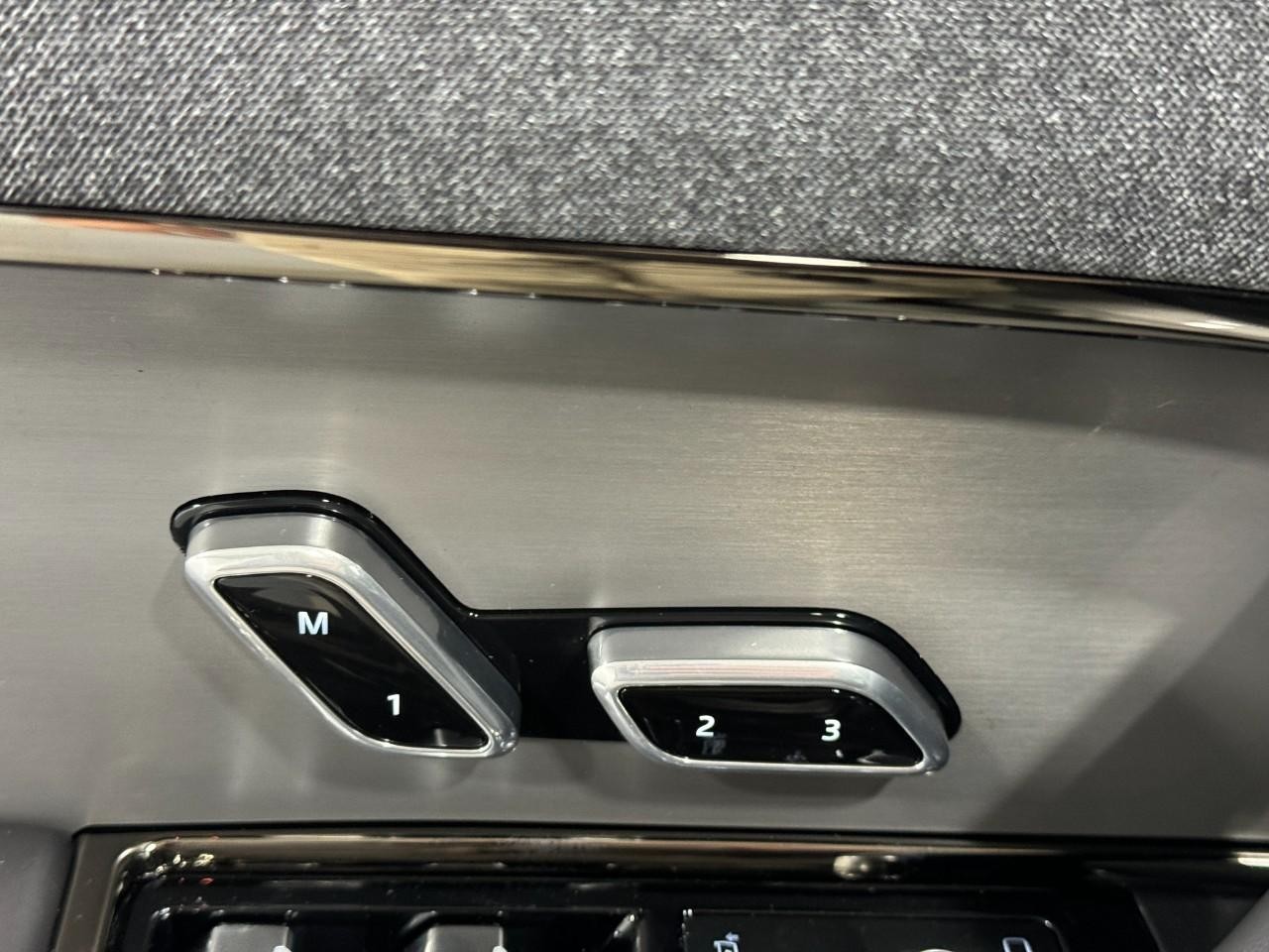 Land Rover Range Rover Sport Vehicle Full-screen Gallery Image 24