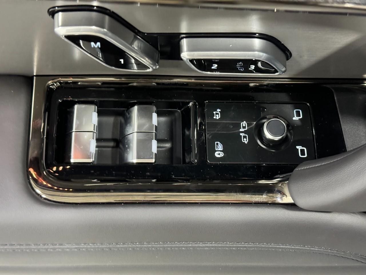 Land Rover Range Rover Sport Vehicle Full-screen Gallery Image 25