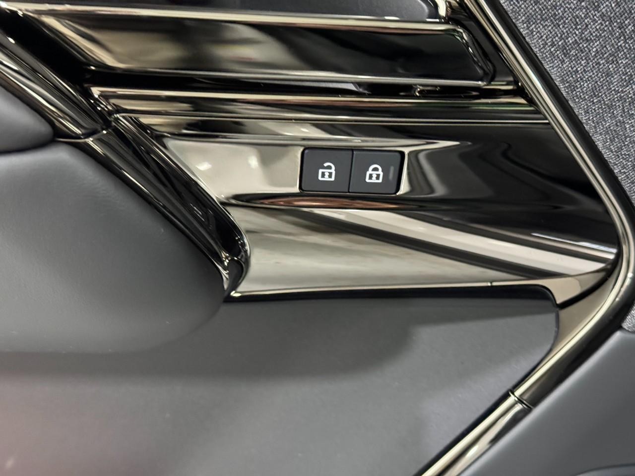 Land Rover Range Rover Sport Vehicle Full-screen Gallery Image 26