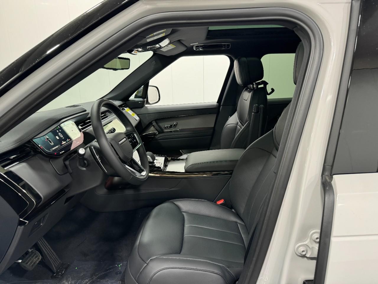 Land Rover Range Rover Sport Vehicle Full-screen Gallery Image 27