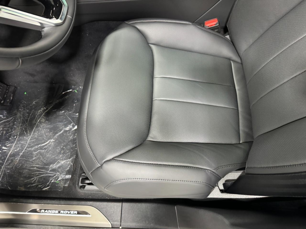 Land Rover Range Rover Sport Vehicle Full-screen Gallery Image 28