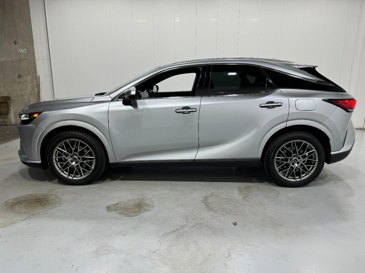 Lexus RX Vehicle Full-screen Gallery Image 2