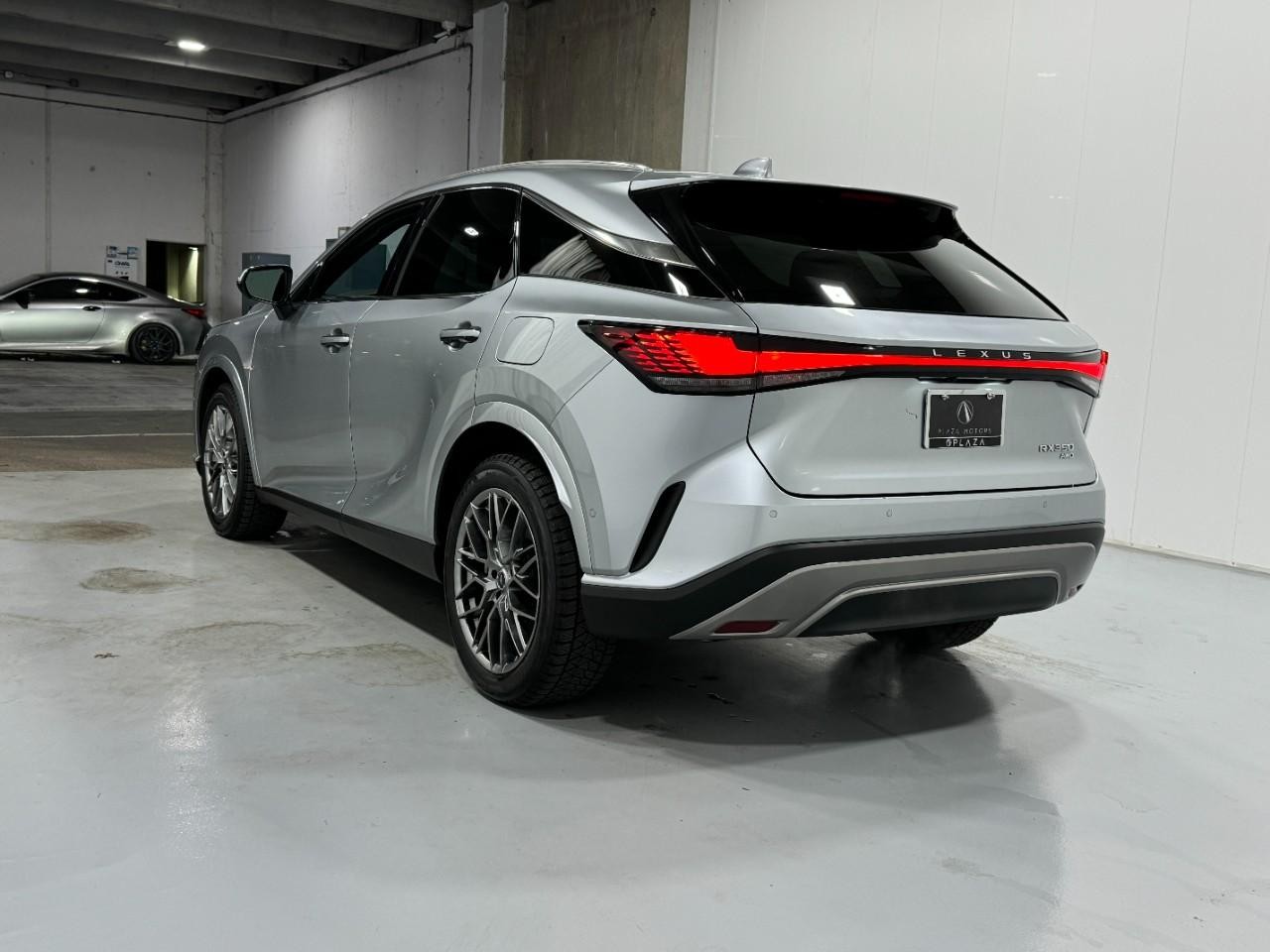 Lexus RX Vehicle Full-screen Gallery Image 3