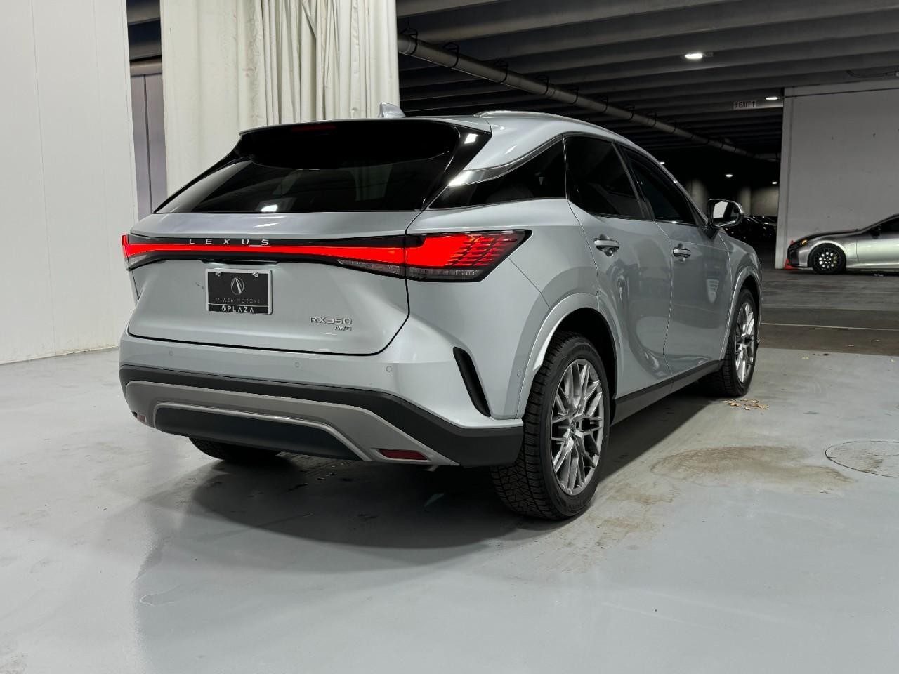 Lexus RX Vehicle Full-screen Gallery Image 4