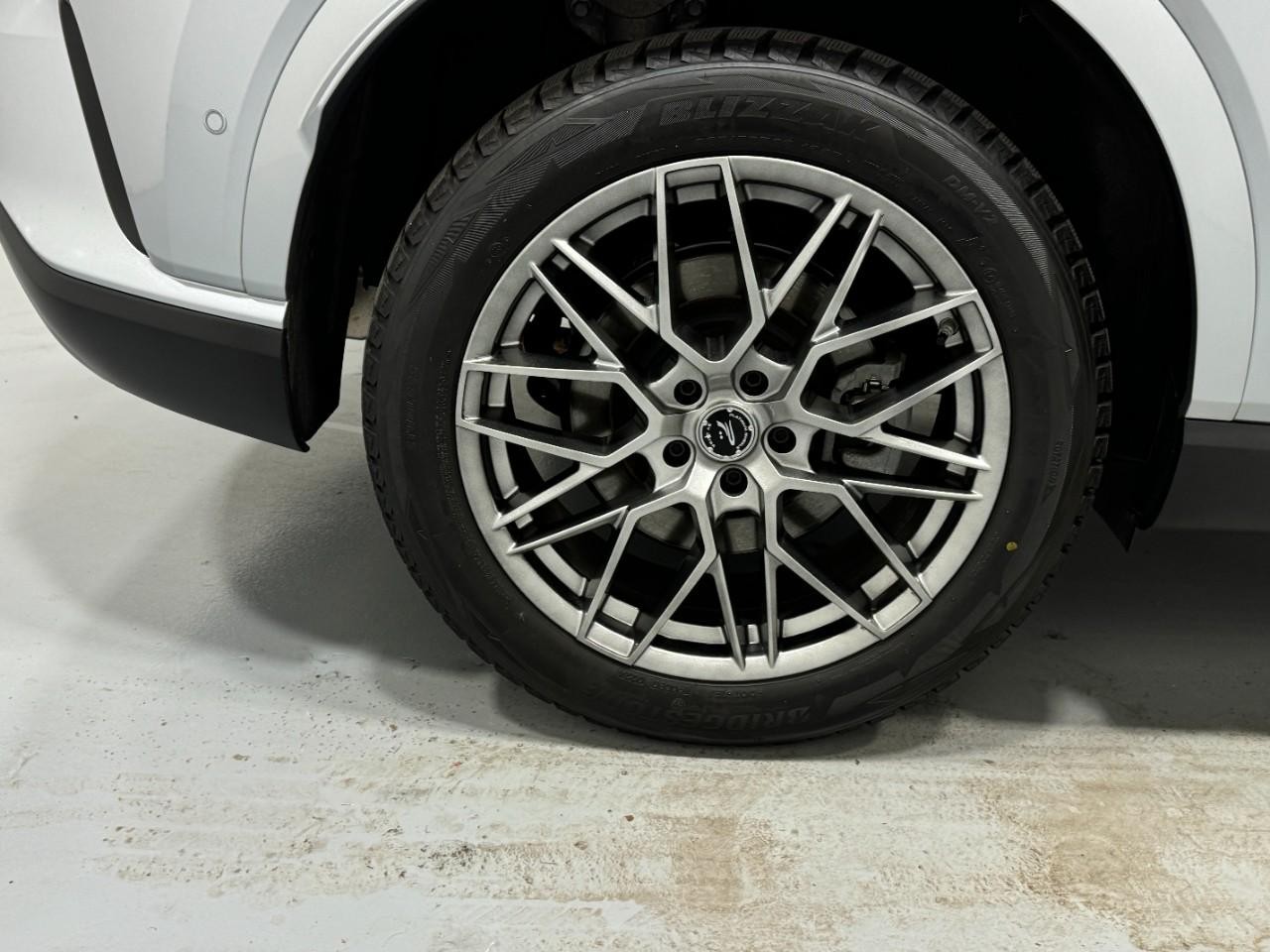 Lexus RX Vehicle Full-screen Gallery Image 5