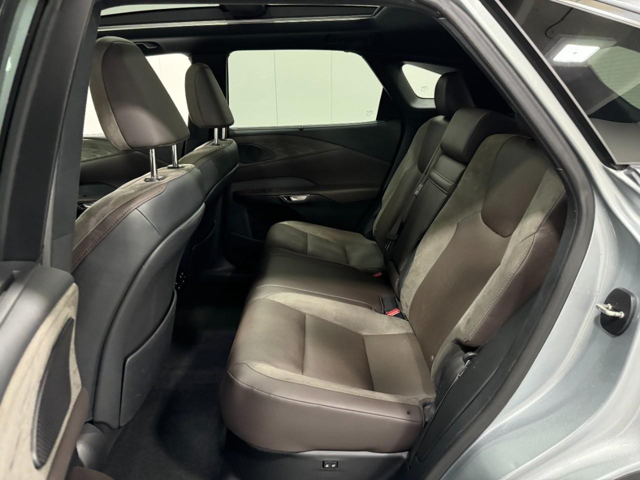 Lexus RX Vehicle Full-screen Gallery Image 8